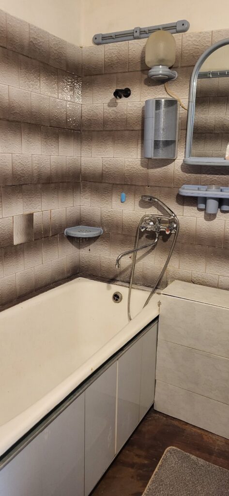 Сдам 2-ух комнатную квартиру,по договору,на длительный срок.